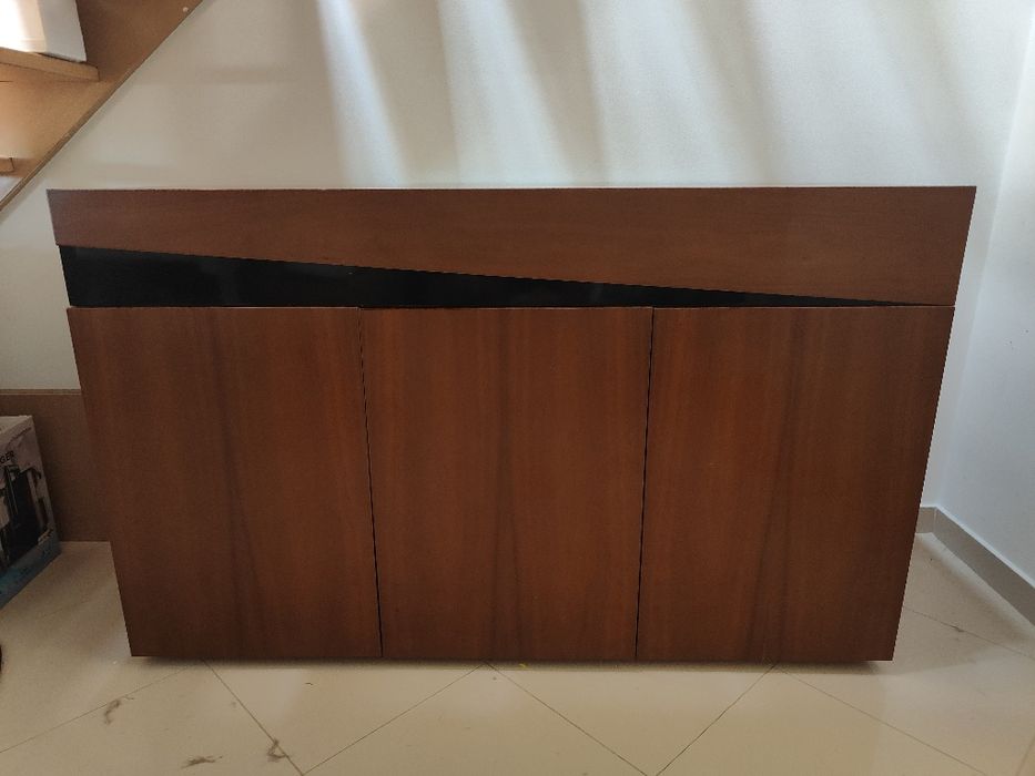 Móvel aparador de sala em excelente estado

Médidas: 
Largura:146
Profundidade:50 
Altura 90