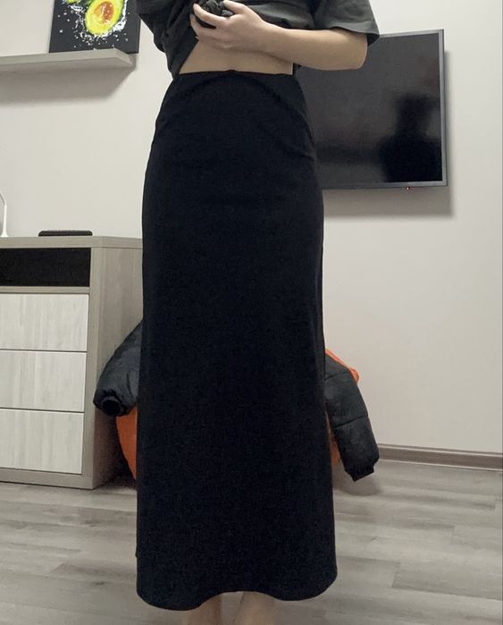 Довга спідниця (розмір xs-m) є резинка