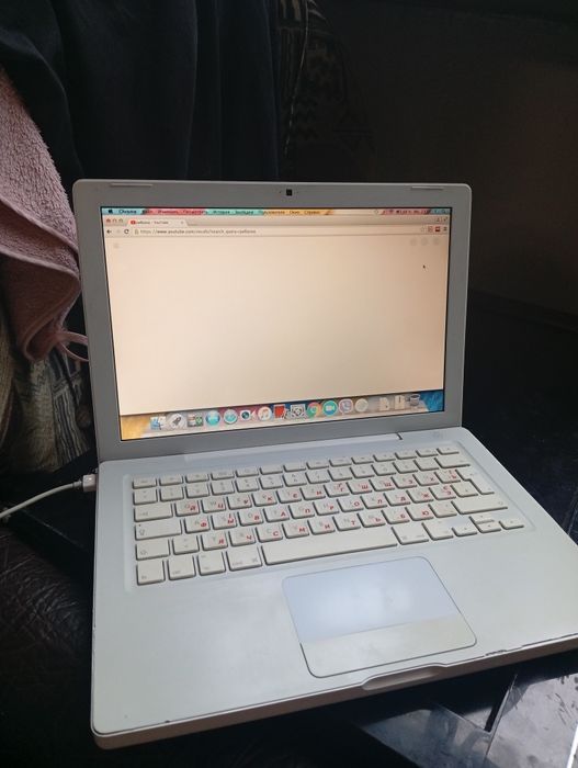 Продам мак бук з зарядкою