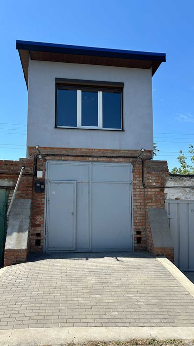 Сучасний приватизований гараж з кімнатою для відпочинку