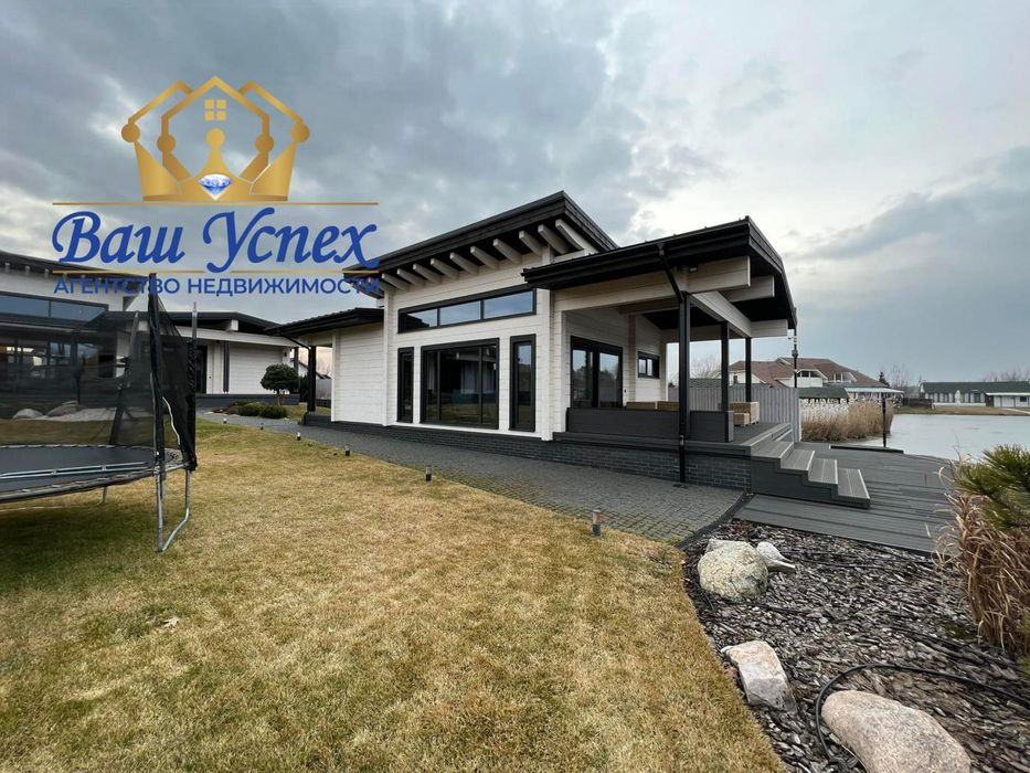 Продажа современного дома в городке с выходом на озеро.