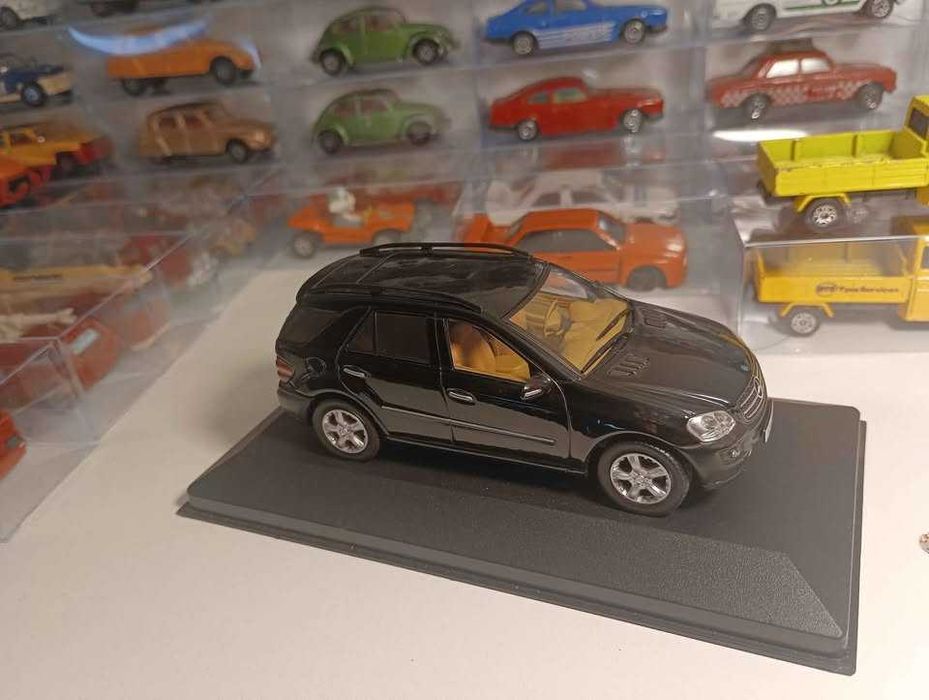 Miniatura de coleção Mercedes Benz ML 500 1.43