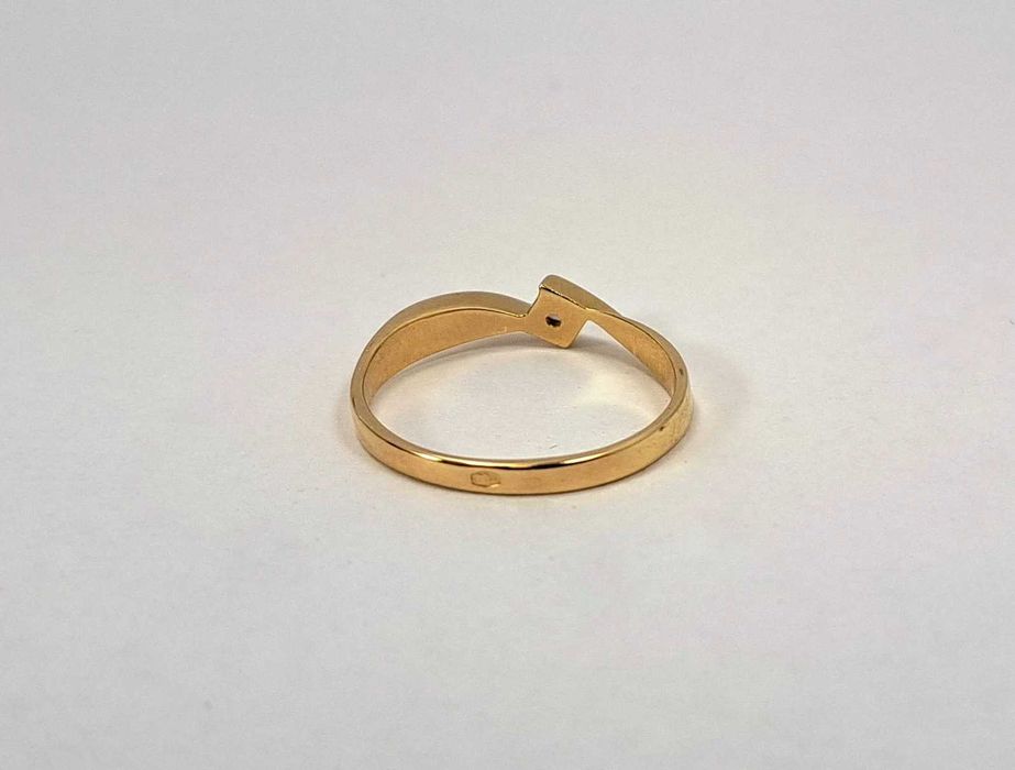 Złoty pierścionek 585 z brylantem 0,06ct w:1,40g r:12