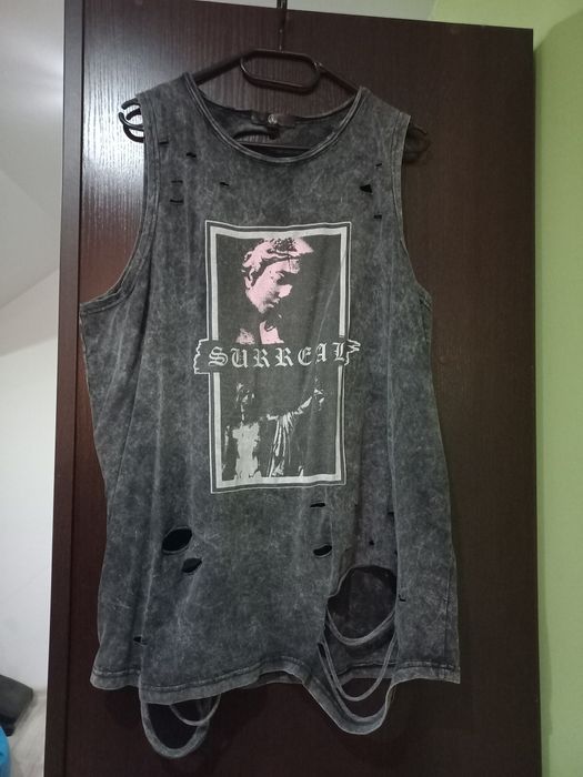 Bluzka bezrękawnik z dziurami