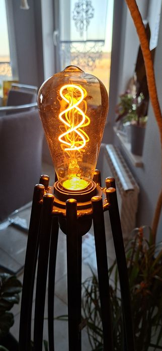 Lampa stojąca podłogowa loft wystrój restauracji