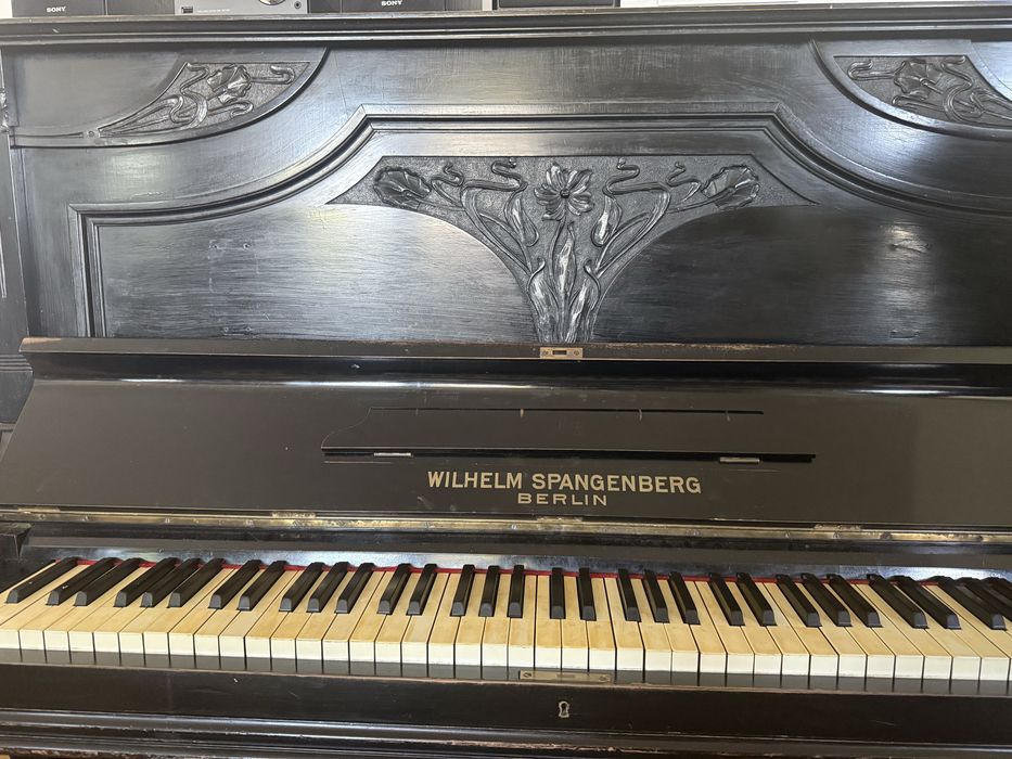 Zabytkowe przedwojenne pianino