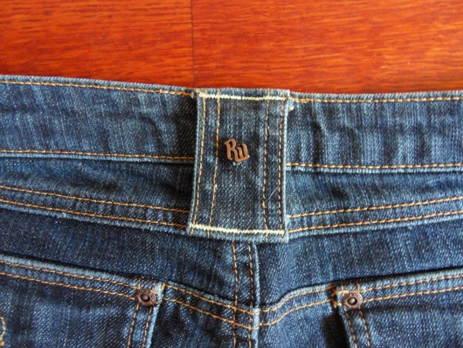 Jeansy RocaWear z haftami