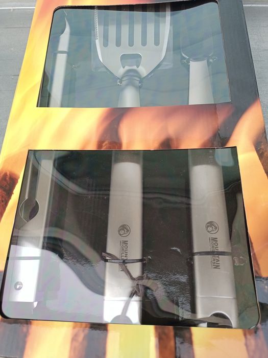 Zestaw narzędzi do grillowania.