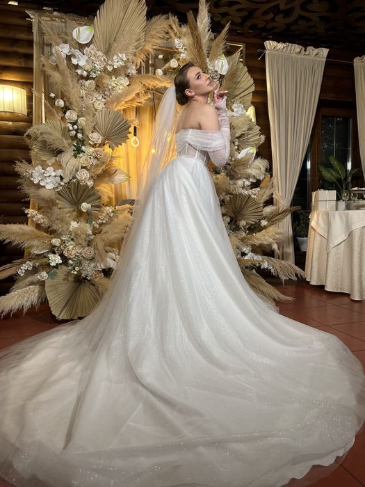 Весільна корсетна сукня зі знімними рукавчиками та шлейфом