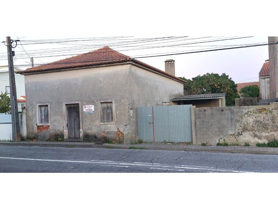 Casa antiga para recuperar com terreno em Carvide