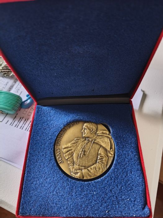 Vendo Bíblia Sagrada- edição 2005 + cx e medalha  João Paulo ll