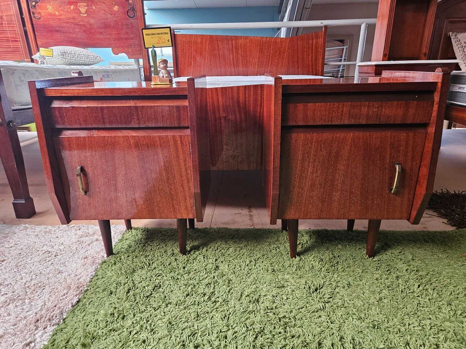 Mesas de cabeceira em madeira maciça - Valor unitário - óptimo