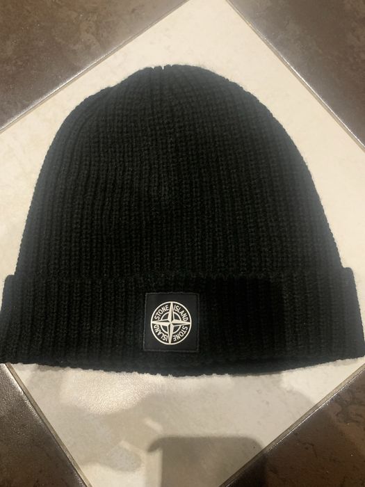 Продам теплу шапку stone island