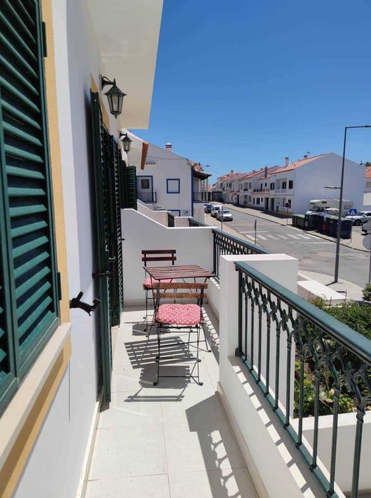 Aluga-se apartamento T2 na Zambujeira do Mar, localizado a apenas 5 minutos da praia a pé.