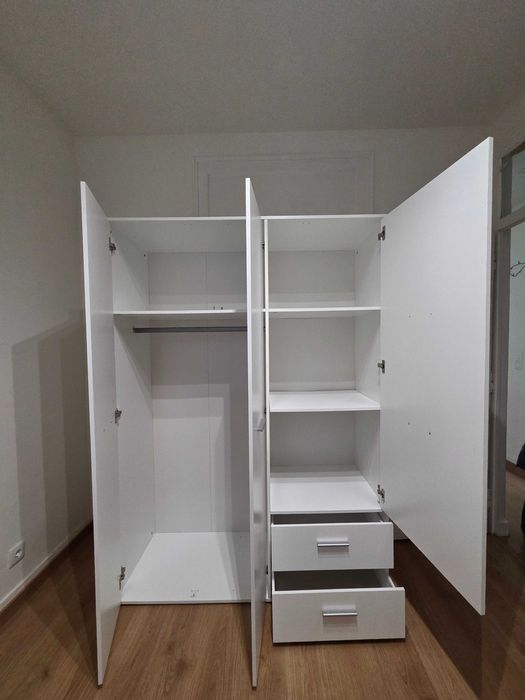 2a mão - Roupeiro MOKARIS como novo (portas batentes e 2 gavetas 144x200cm branco)