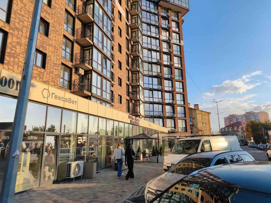 Продаж фасадного приміщення 84 м.кв. 2100 у.о.