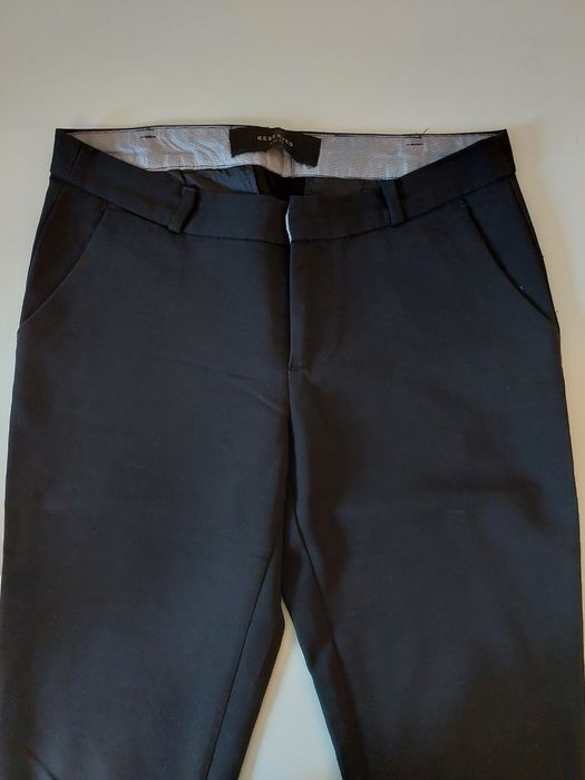 Czarne, proste spodnie.