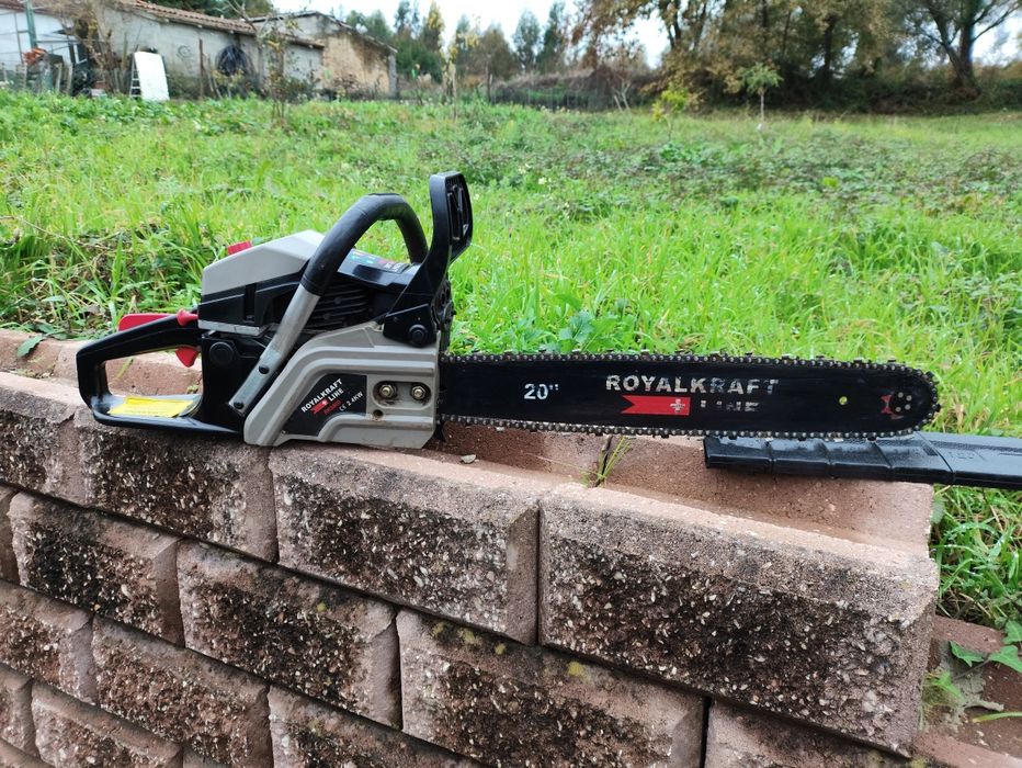 Motosserra com pouco uso.