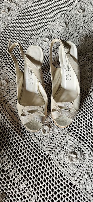 Buty na wysokiej koturnie