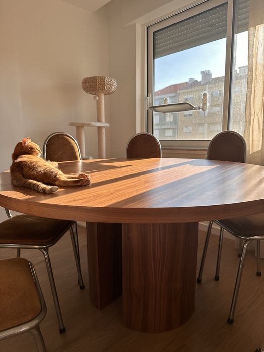 Mesa de jantar redonda Kave Home Nealy, nogueira escura, Ø 150 cm