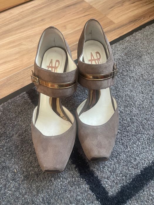 Buty zapinane  na obcasie Arrado 38 skórzane