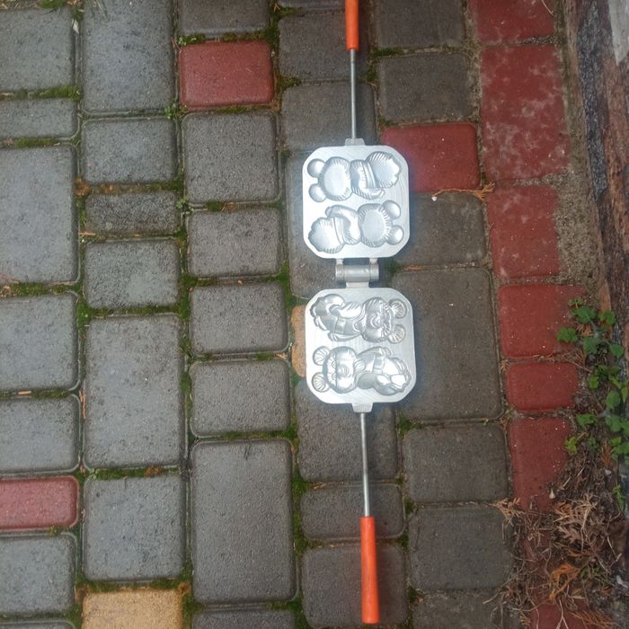 Продам чугунную форму для запекания.Мишки