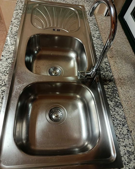 Lava loiças e misturadora de cozinha