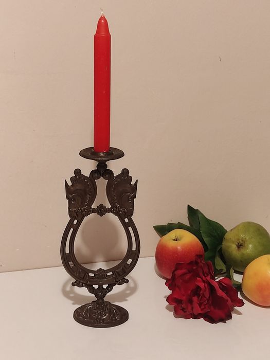 Stary świecznik z motywem podkowy i konia