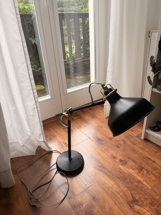 Czarna lampka biurowa ikea