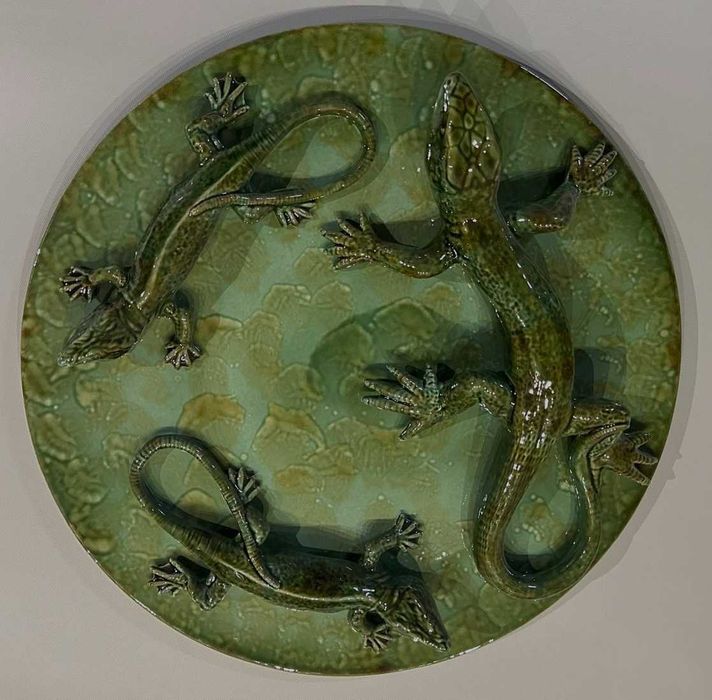 Prato decorativo antigo, alto relevo 50 cm diam. Faiança das Caldas da Rainha