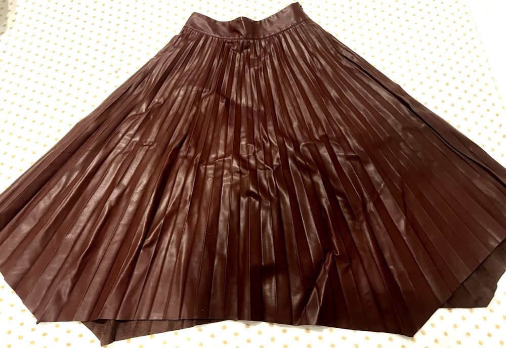Saia plissada Mi-di/Joelhos de camurça castanha chocolate Zara