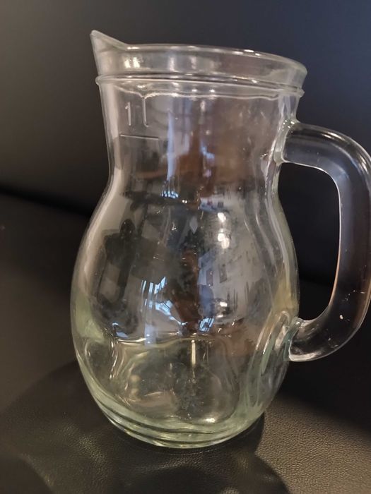 Recheio de restauração. Taças, pratos, jarra, caneca de cerveja