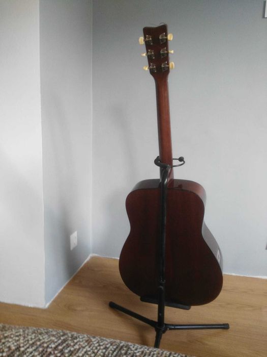 Guitarra acústica Yamaha FG 400A.