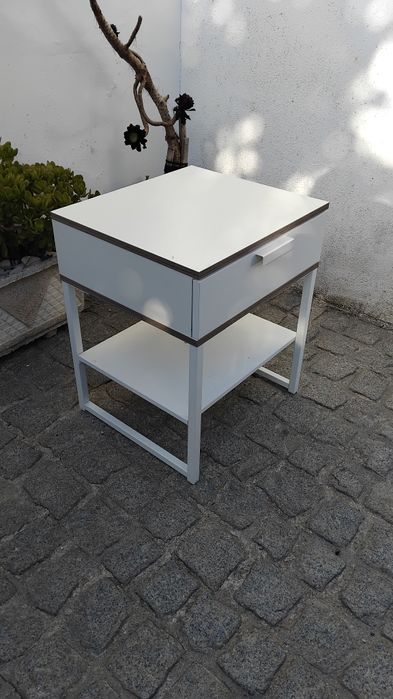 Mesinha cabeceira nova
