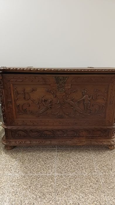 Arca antiga em madeira esculpida