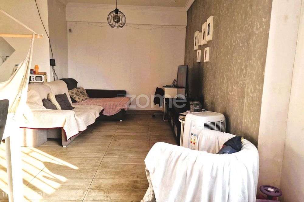 Apartamento T2 + Loja + Garagem + Anexos em Abóboda, São D. de Rana