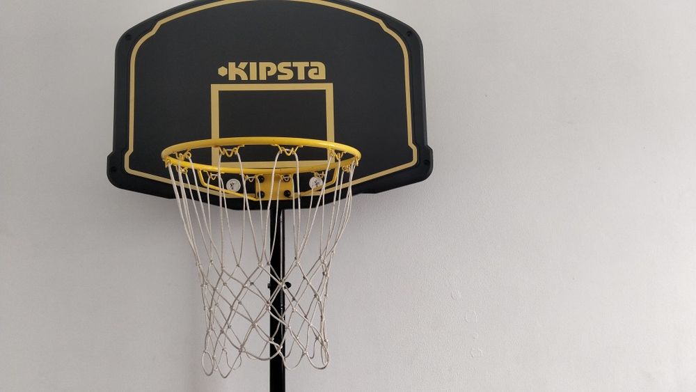 Cesta de basquete da marca Kipsta