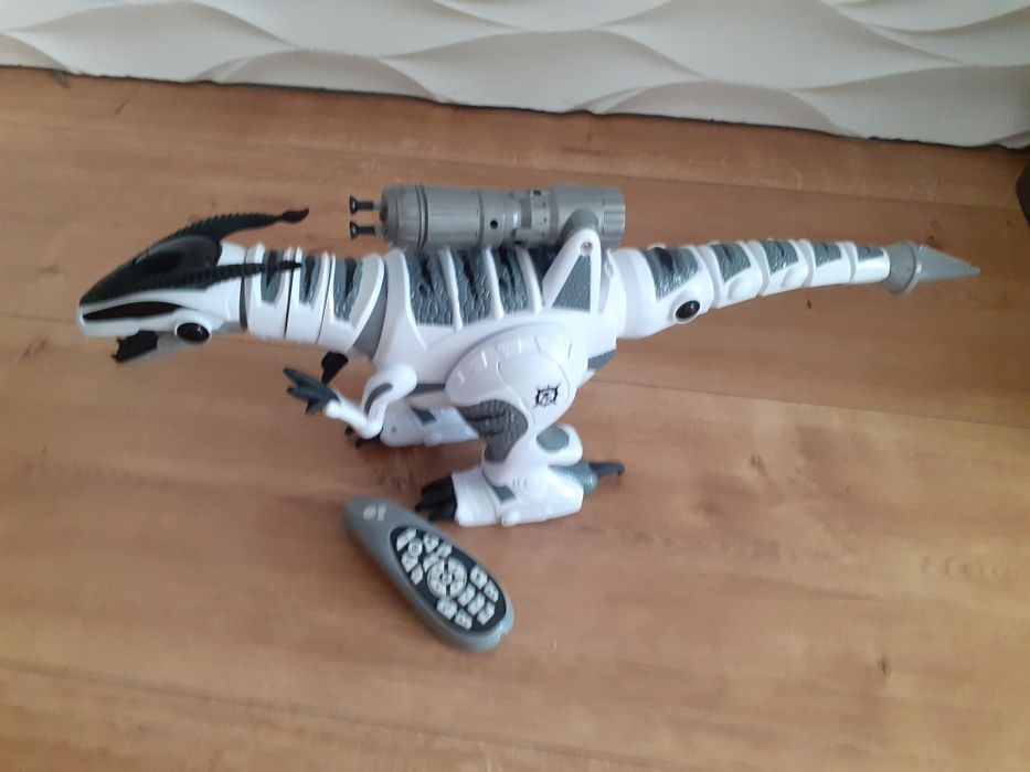Ogromny dinozaur robot t-rex strzela/swieci/chodzi/dzwięk
