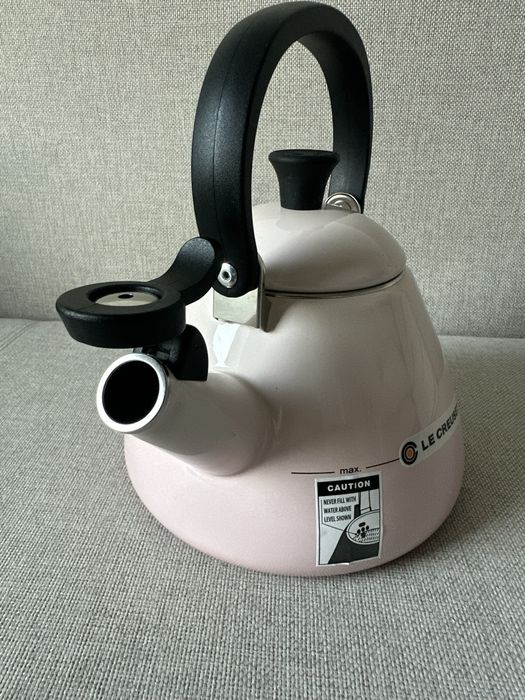 Le Creuset - różowy czajnik