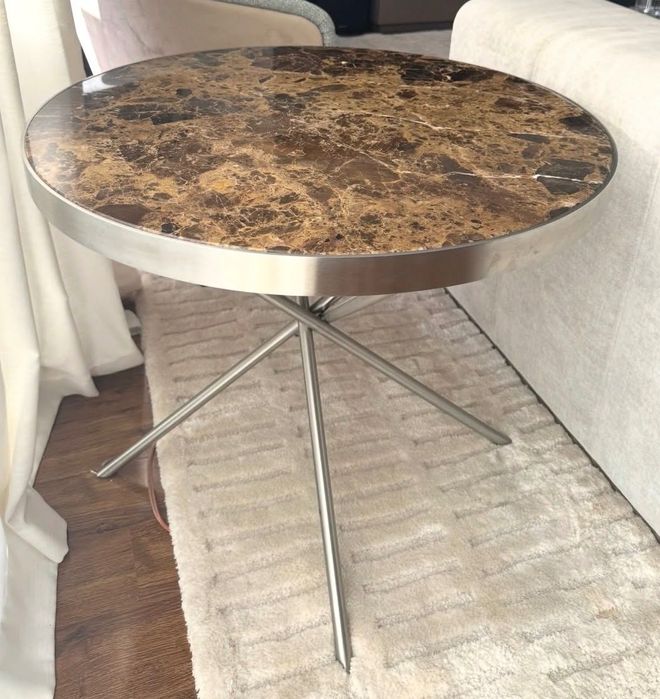 Mesa de apoio Lauren com tampo mármore e base em inox - Laskasas