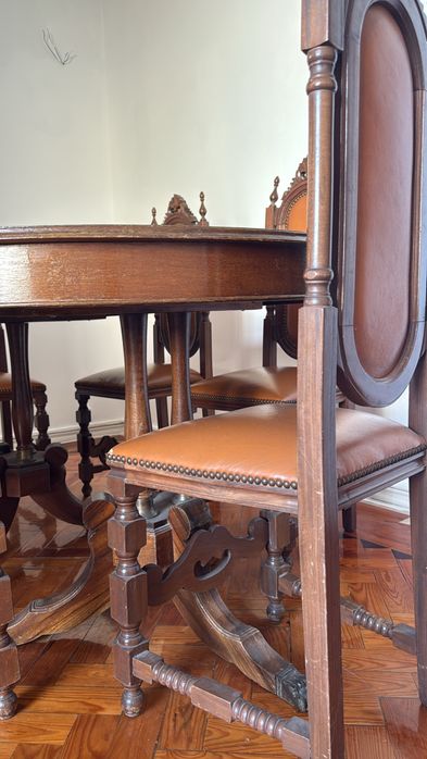 Mesa antiga de madeira