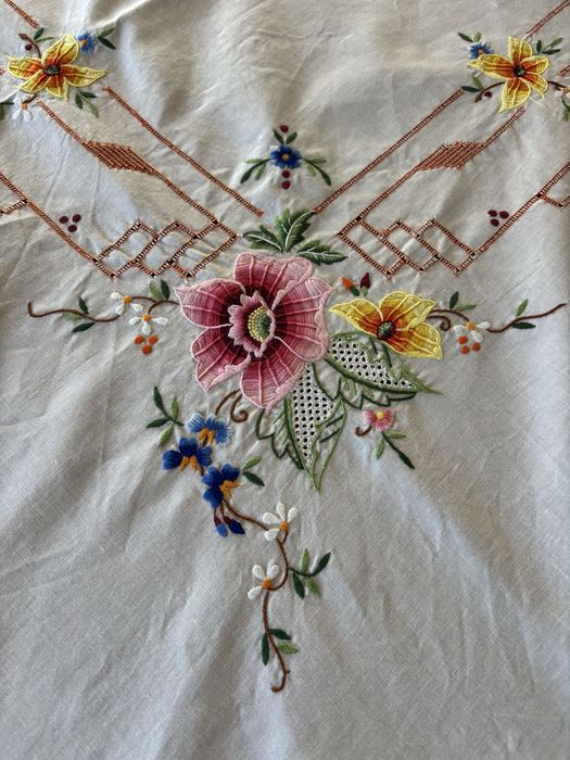 Toalha de mesa bordada a mão e 7 guardanapos