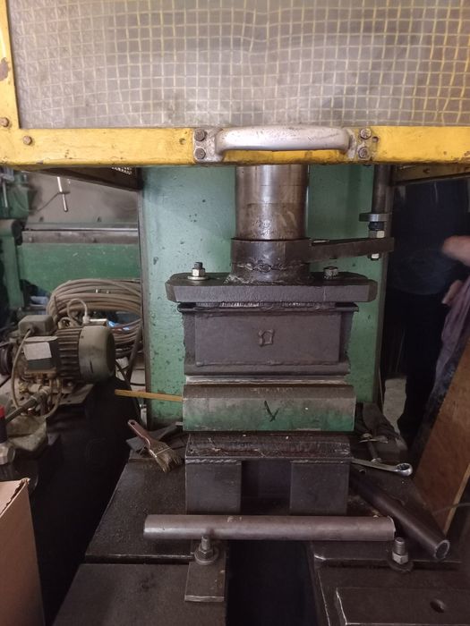 Prasa hydrauliczna 40t stan bardzo dobry