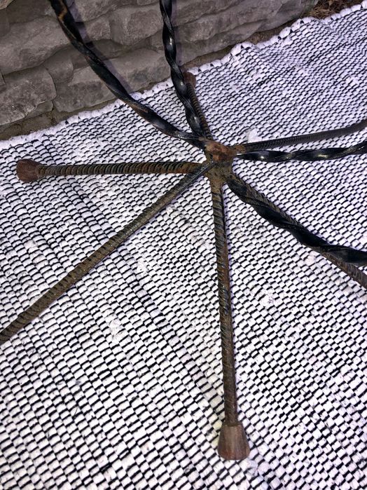 Stary metalowy kwietnik