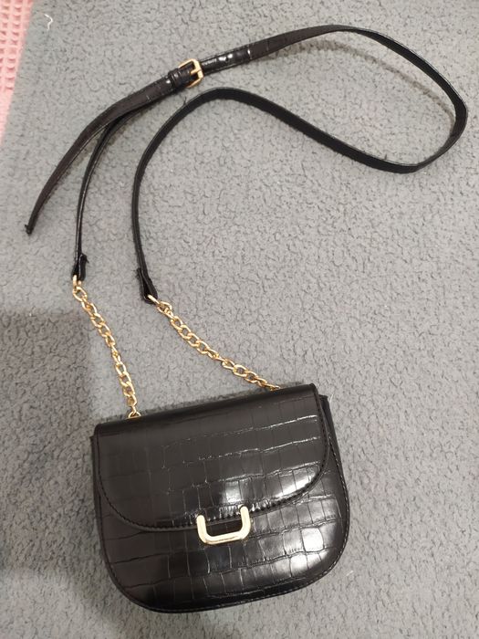 Mala pequenina feminina.