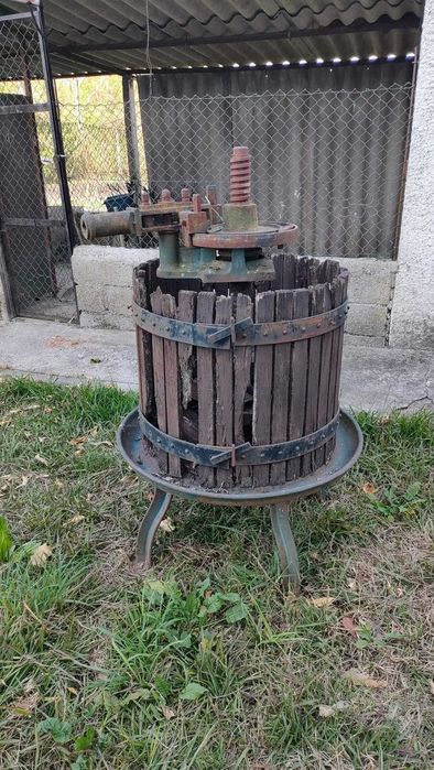 Prensa de uva: Parte de metal integra.