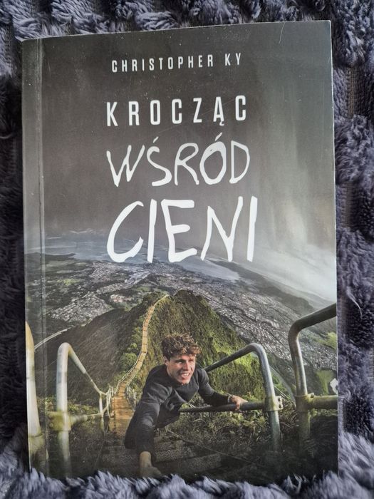 Krocząc wśród cieni -Książka