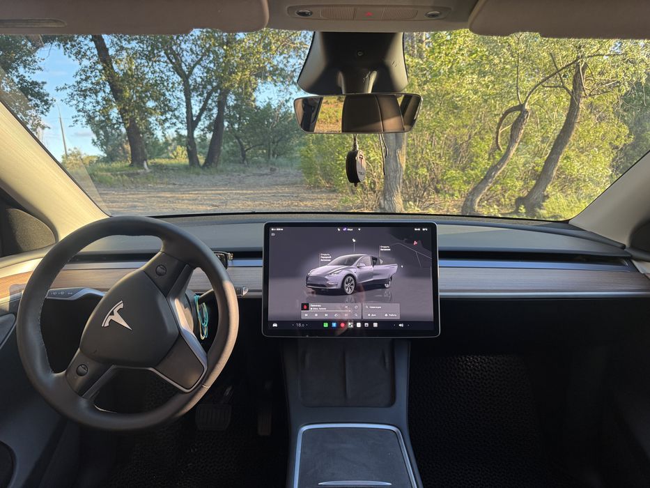 Tesla Model Y  2024