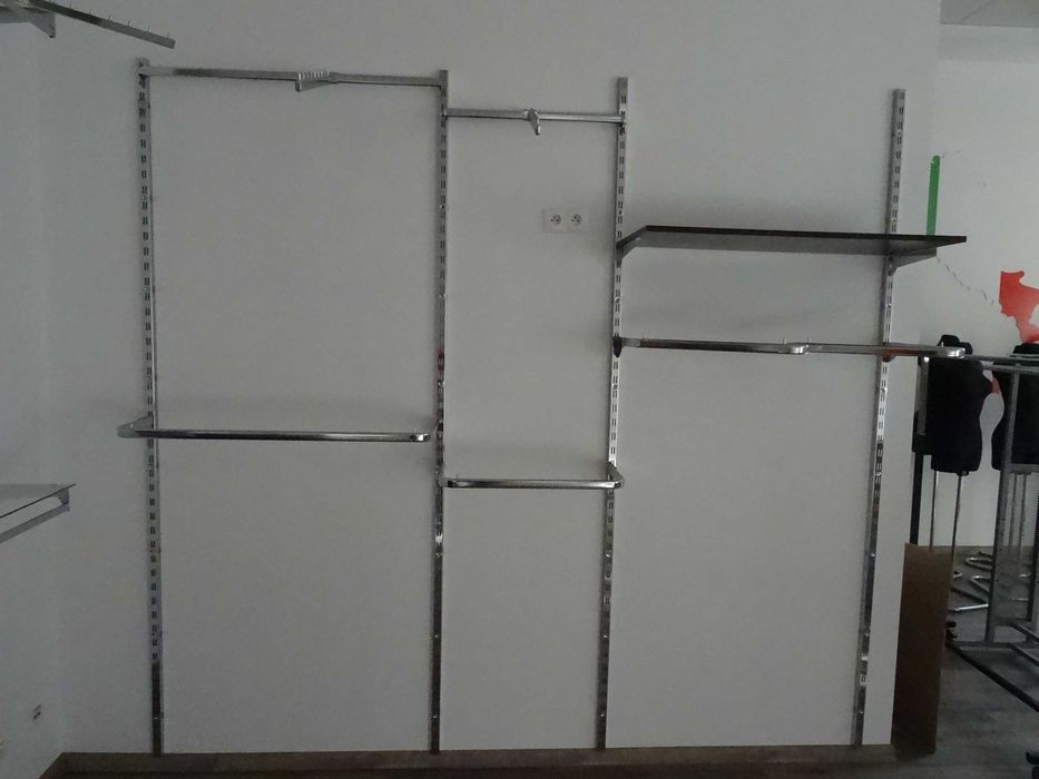 system rurowy owalny chromowany z półkami i ramionami sklepu