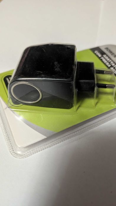 Adapter gniazda zapalniczki 12V na zasilacz 220V  450 mA